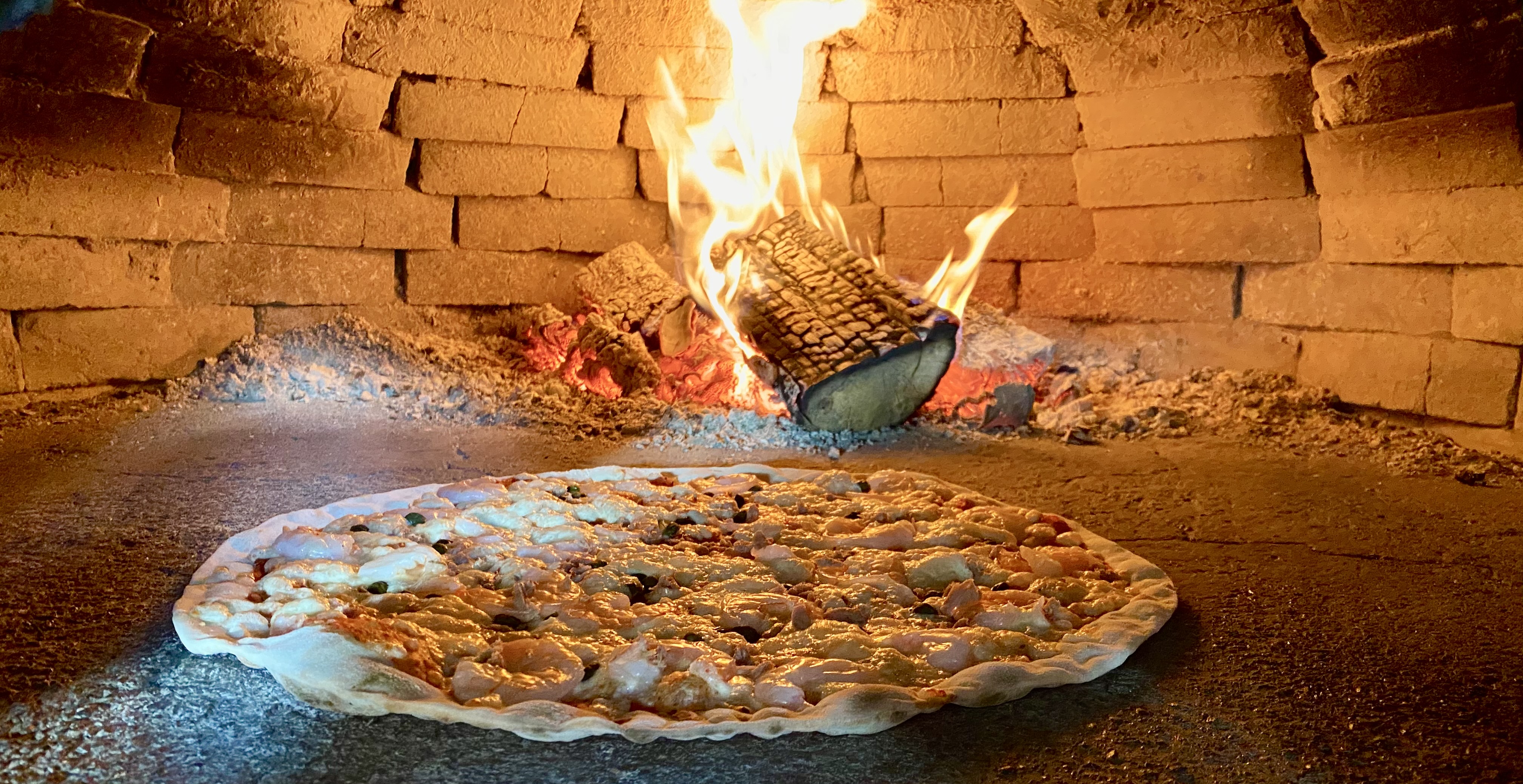 Pizza z pieca opalanego drewnem
